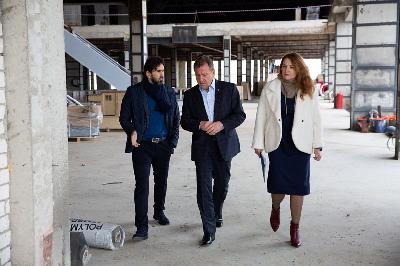 В городе реализуются сразу несколько таких инвестиционных проектов. По улице Западный обход строится дисконт-центр «Солнечный», а в северо-западной части Ставрополя на месте рынка «Брусневский» - всесезонный досугово-развлекательный центр «Атриум».